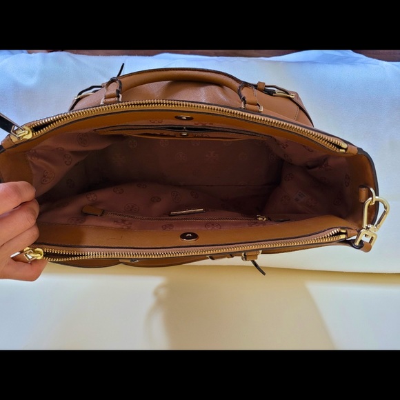 Tory Burch crossbody bag. - Picture 2 of 5